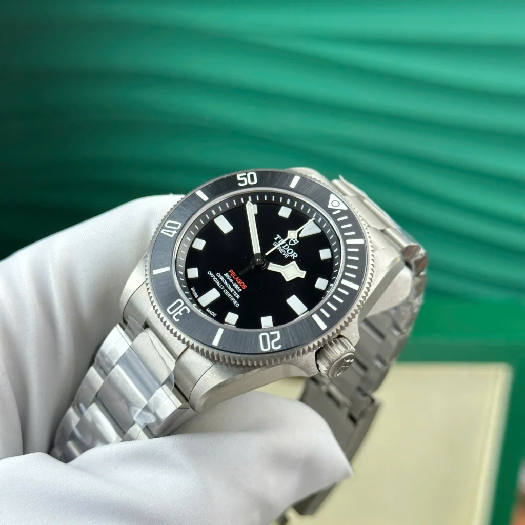 Super Clone Tudor 39mm Titanium — clasp and links