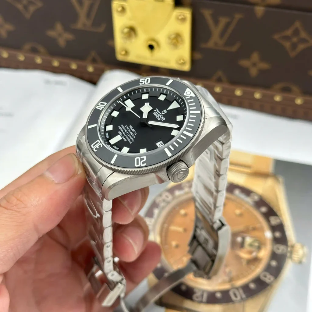 Super Clone Tudor 42mm Titanium — bracelet detail