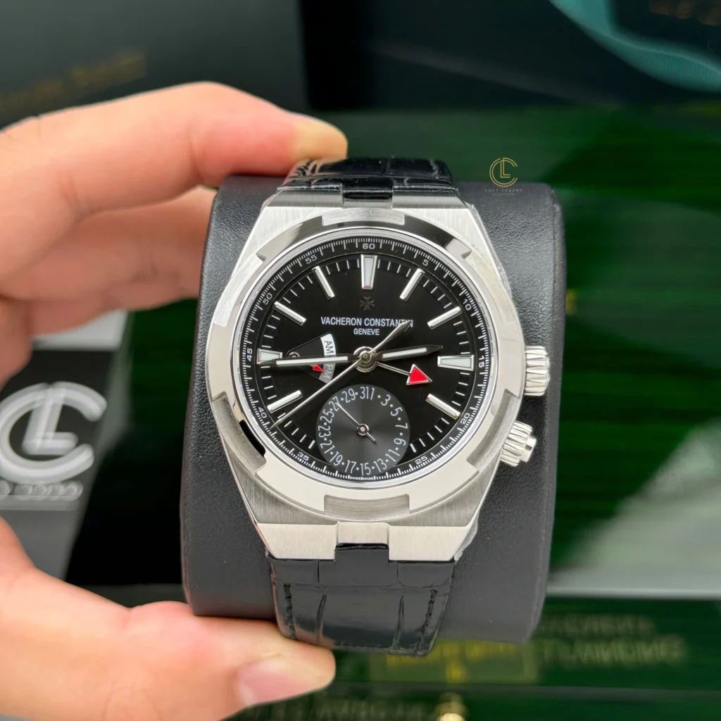 Super Clone Vacheron Constantin Overseas Dual Time 7900V 41mm Black Dial Steel — bracelet detail