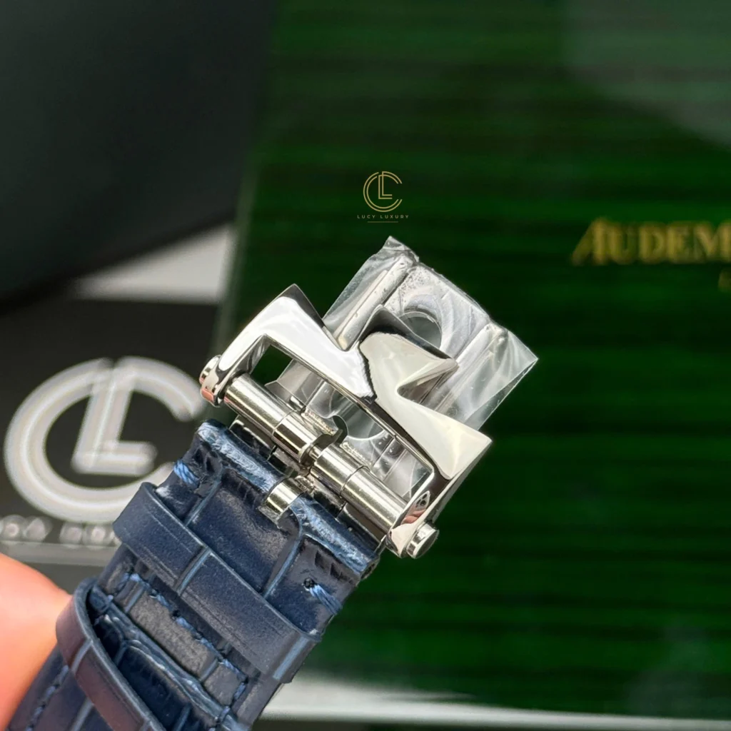 Super Clone Vacheron Constantin Overseas Dual Time 7900V 41mm Blue Dial — movement / caseback view