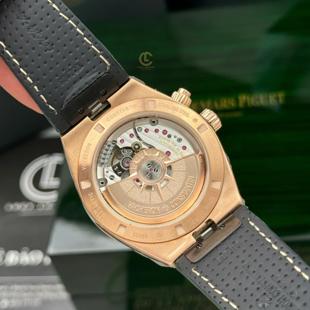 Super Clone Vacheron Constantin Overseas Dual Time 7900V 41mm Green Dial Rose Gold — movement / caseback view