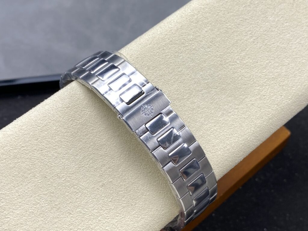 Super Clone Patek Philippe Nautilus Chronograph 5980/1A-014 40.5mm Black-Blue Dial — clasp and links