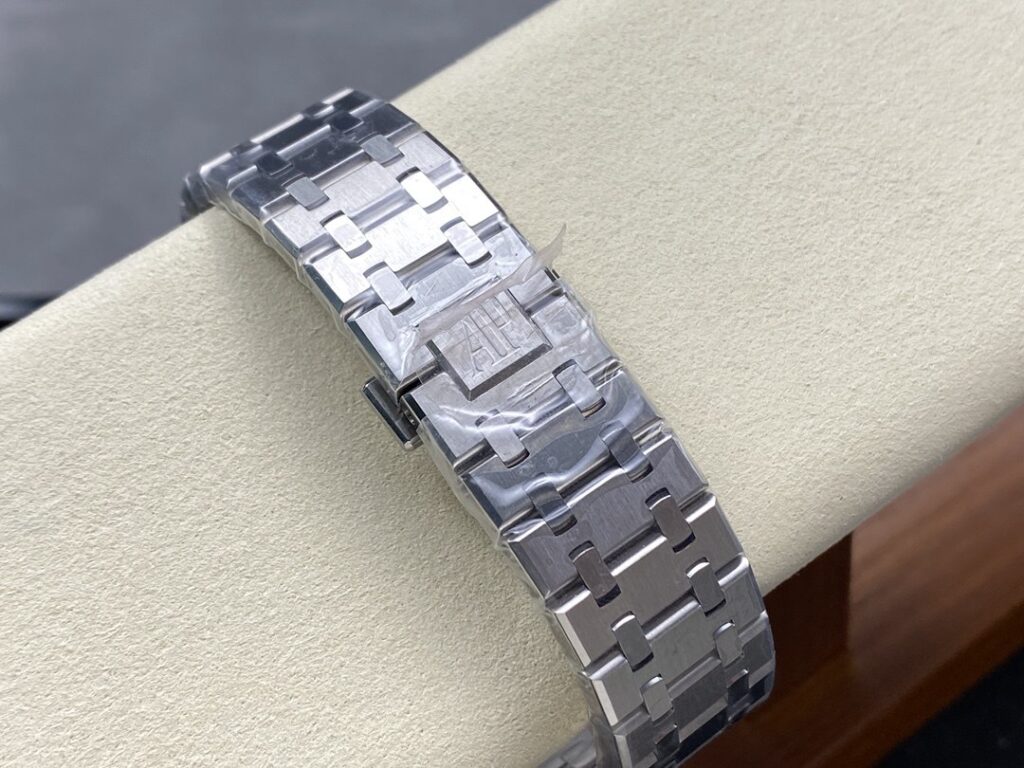 Super Clone Audemars Piguet Royal Oak 15500ST.OO.1220ST.02 41mm Grey Dial — clasp and links