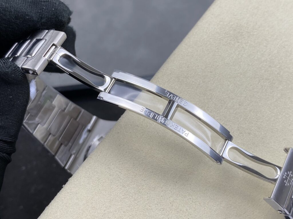 Super Clone Patek Philippe Nautilus 40mm 5711/1A-018 40mm Dial Tifany &CO V3 Update — on leather display