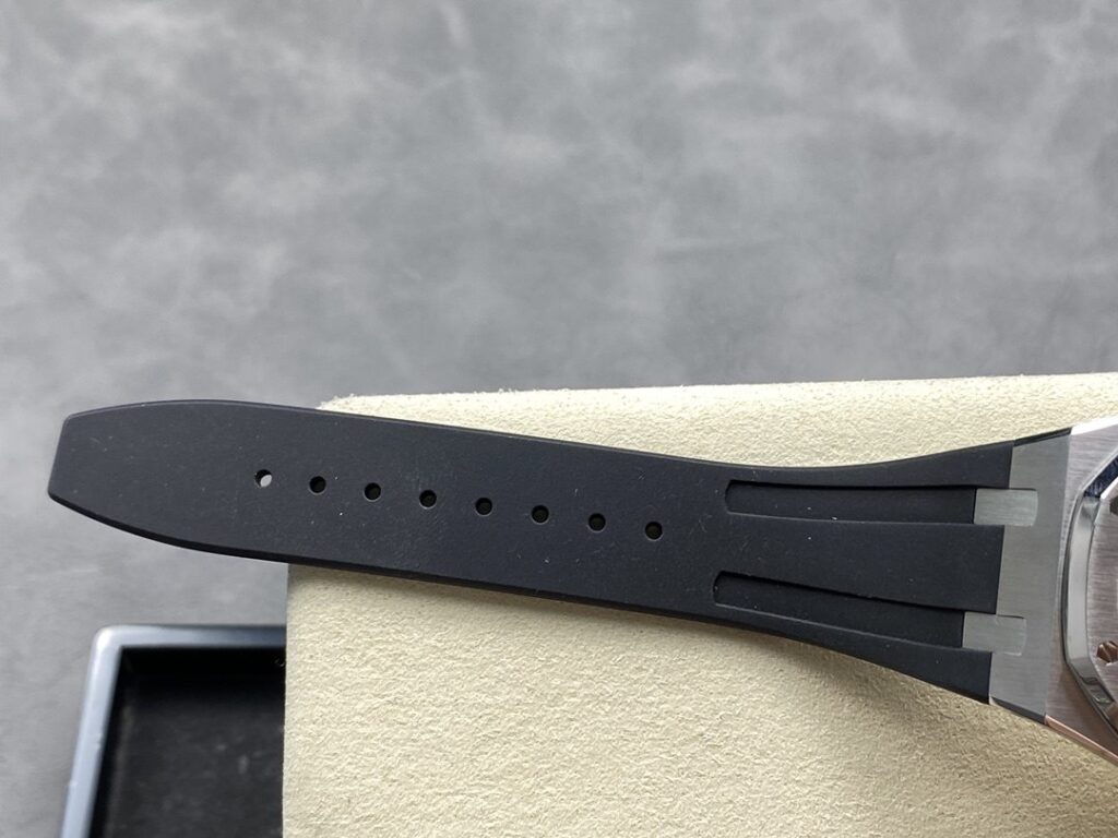Super Clone Audemars Piguet Royal Oak 15500ST.OO.1220ST.03 41mm Black Rubber Strap — side profile