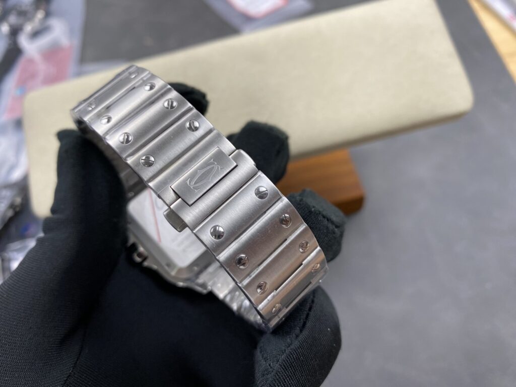 Super Clone Cartier Santos de Cartie Larger WSSA0018 39.8mm Miyota.9015 — on leather display