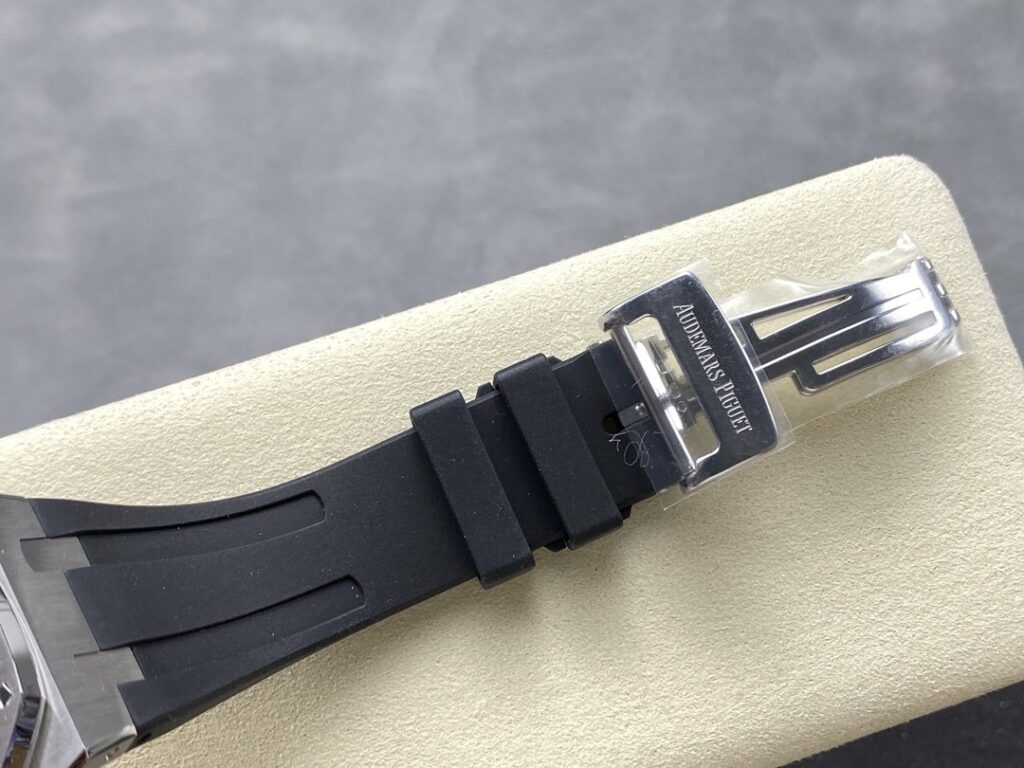 Super Clone Audemars Piguet Royal Oak 15500ST.OO.1220ST.03 41mm Black Rubber Strap — clasp and links