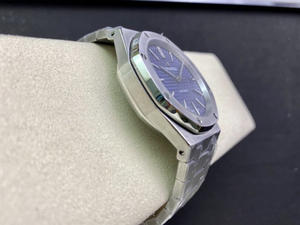Super Clone Audemars Piguet Royal Oak 15400ST 41mm Blue Dial Stainless Steel Blue Dial — bracelet detail