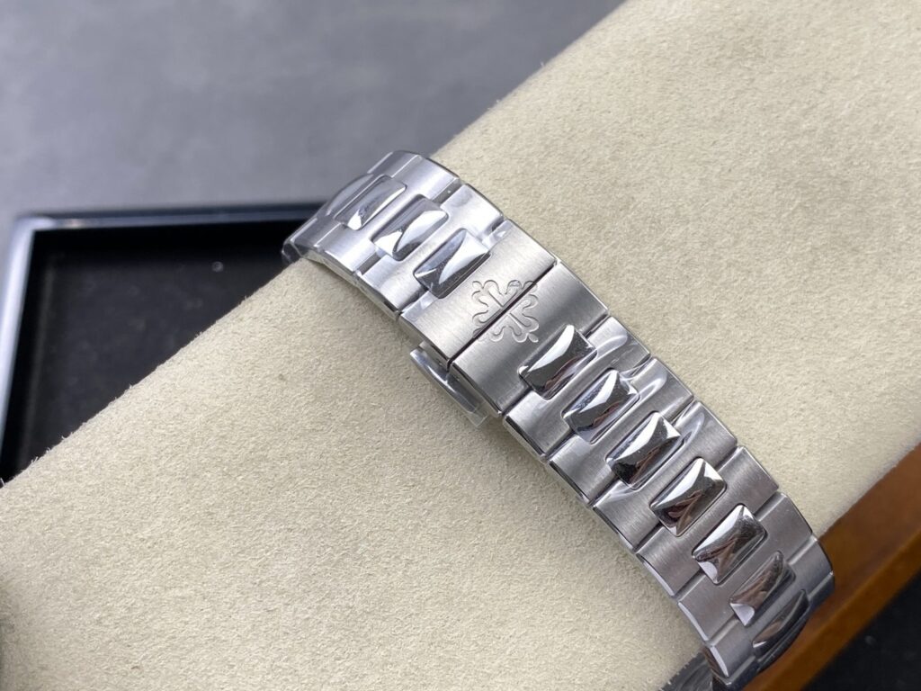 Super Clone Patek Philippe Nautilus 5712/1A-001 Blue Steels — movement / caseback view