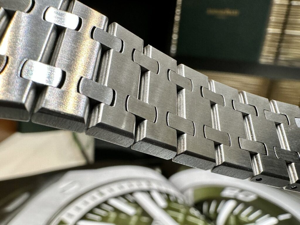 Super Clone Audemars Piguet Royal Oak Jumbo Extra-Thin 15206PT.OO.1240PT.01 39mm Black Dial — bracelet detail