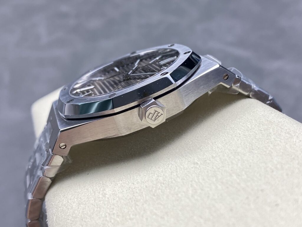 Super Clone Audemars Piguet Royal Oak 15500ST.OO.1220ST.02 41mm Grey Dial — case and bezel