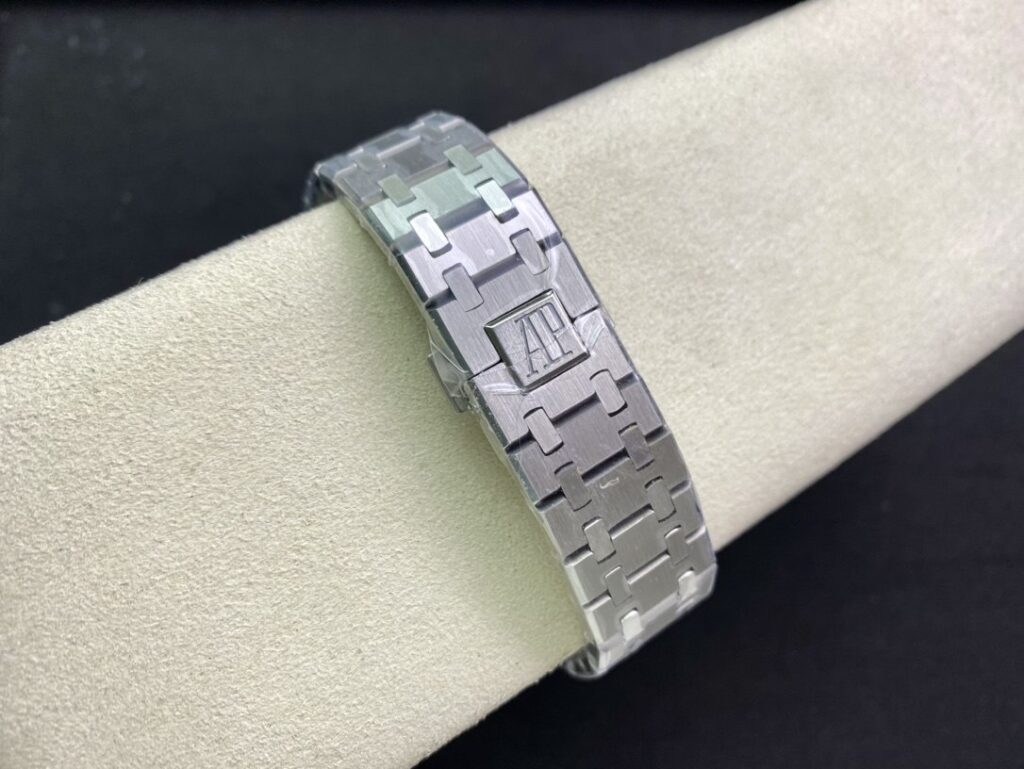 Super Clone Audemars Piguet Royal Oak 15400ST 41mm Blue Dial Stainless Steel Blue Dial — clasp and links