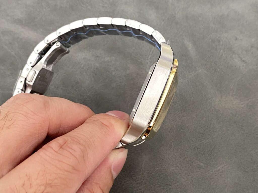 Super Clone Cartier Santos De Cartier CRW2SA0030 Demi Yellow Gold — side profile