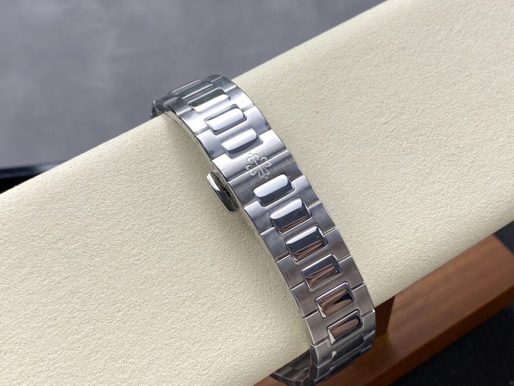 Super Clone Patek Philippe Nautilus 7118/1200A-001 35.2mm Blue Dial Steel — clasp and links