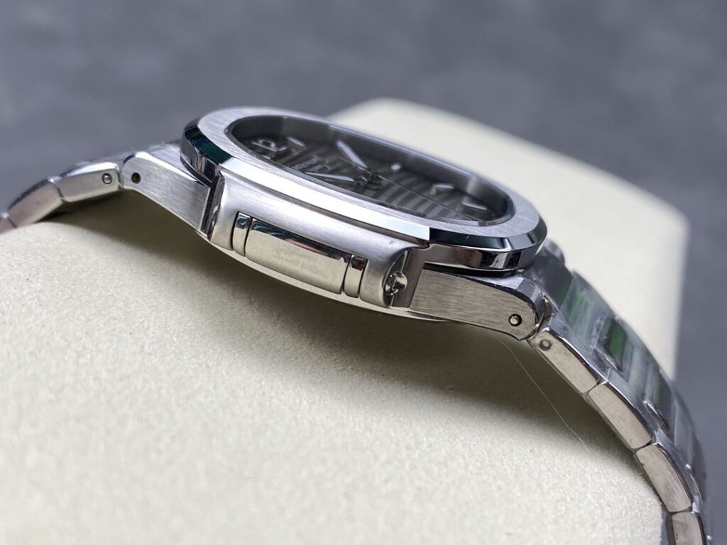 Super Clone Patek Philippe Nautilus 7118/1A-011 35.2mm Gray Dial Steel — bracelet detail