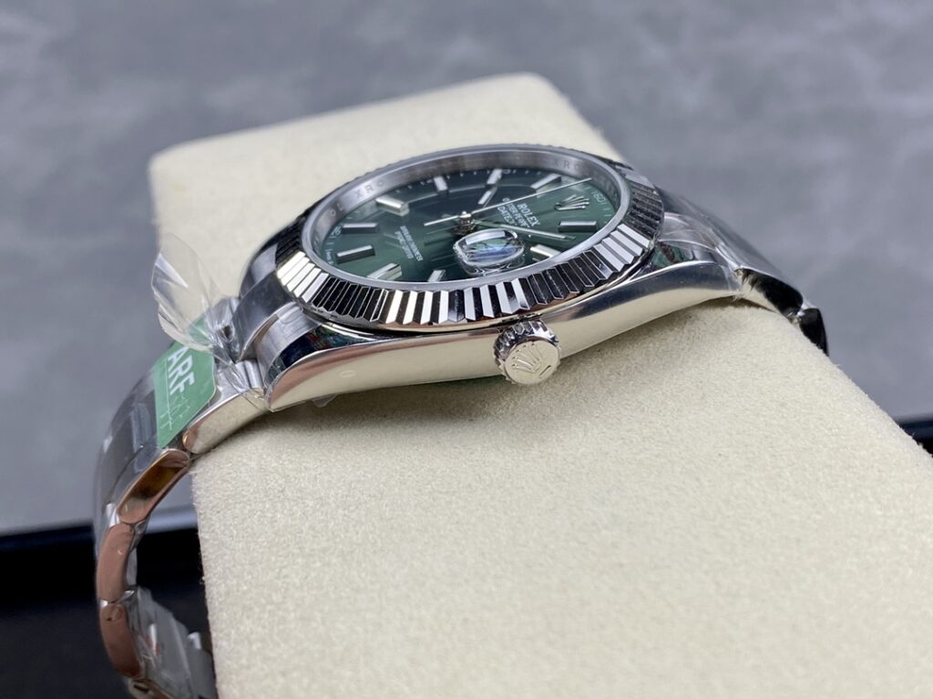Super Clone Rolex Datejust Mint Green Dial 126334-0027 41 mm — bracelet detail