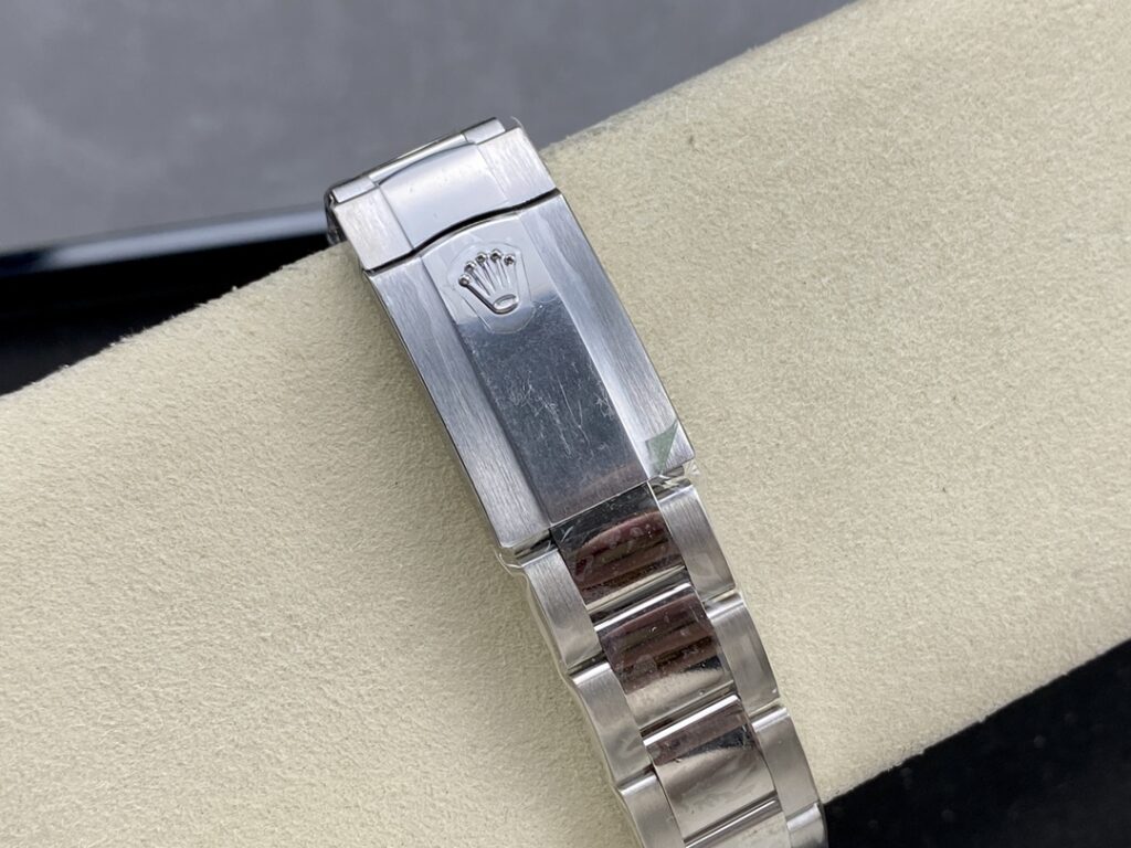 Super Clone Rolex Datejust Silver Dial 126334-0003 41 mm — clasp and links