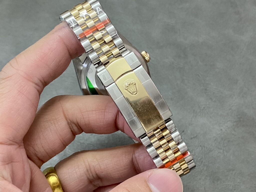 Super Clone Rolex Datejust Silver Roman Diamond Dial 126233-0031 36 mm — movement / caseback view