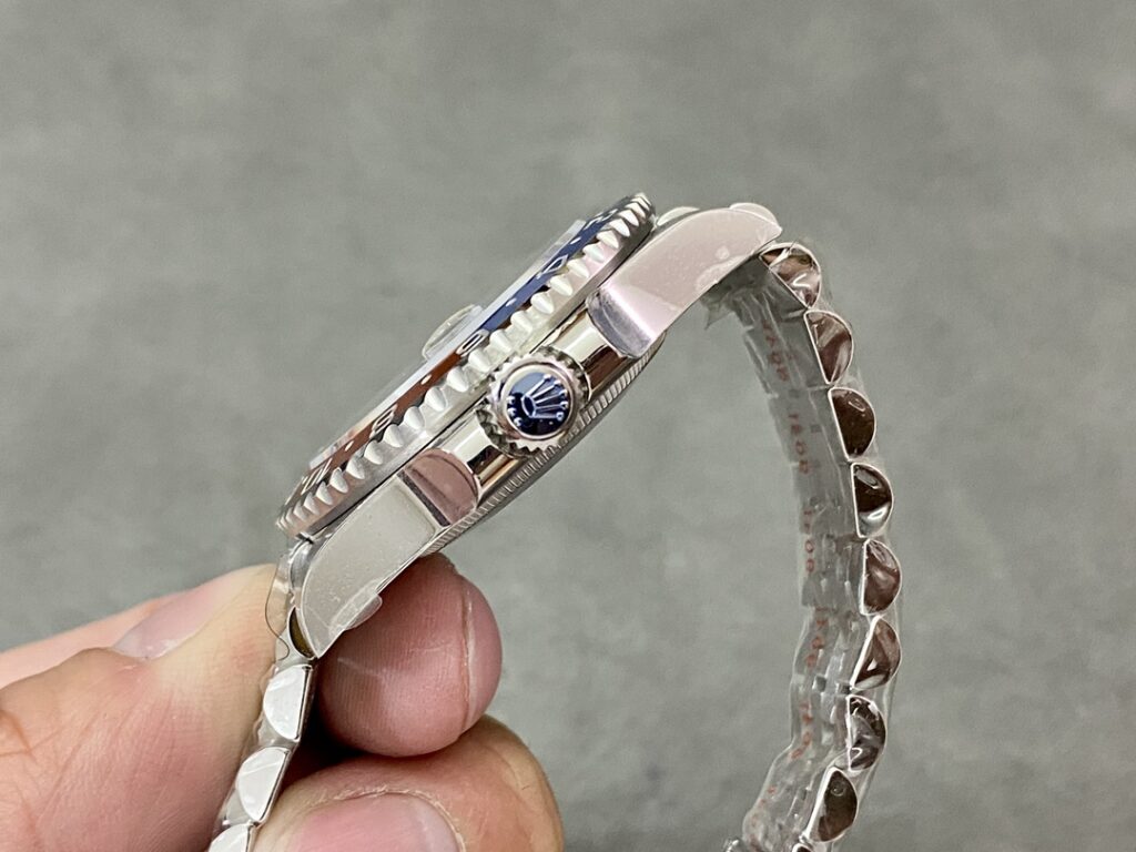 Super Clone Rolex GMT-Master II 126710BLRO “Pepsi” Jubilee — clasp and links